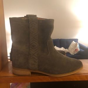 Toms grey suede boots